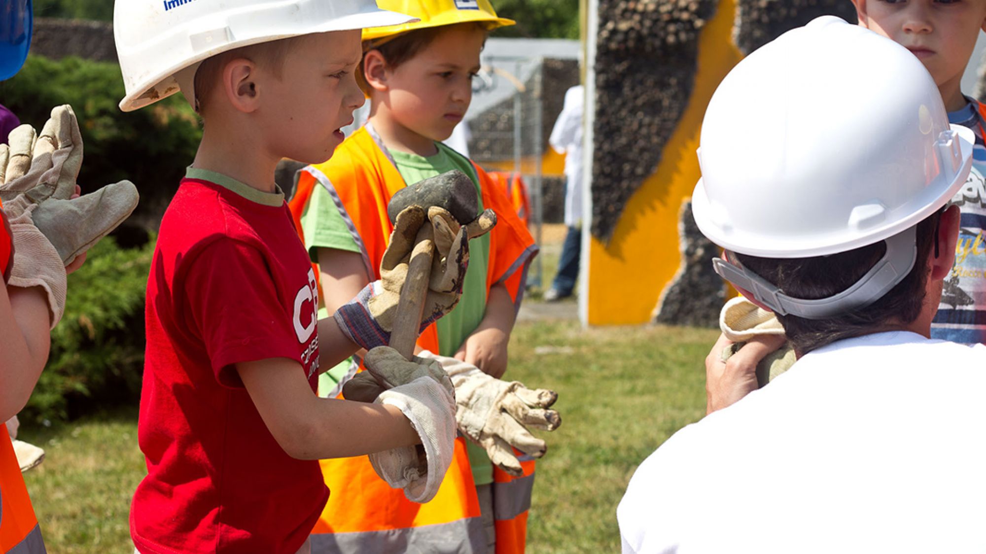 XXL Baustelle Kinder mit Bauhelm und Handschuhen