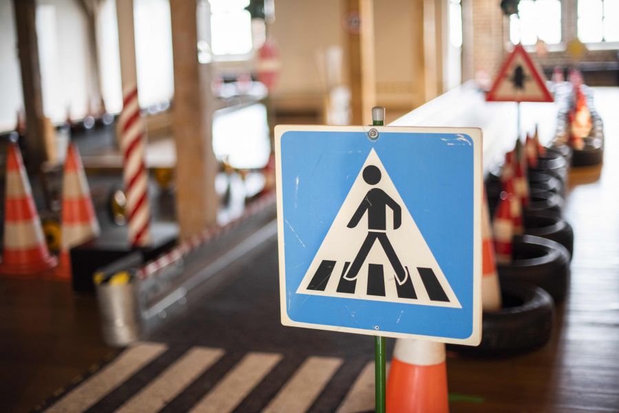 Verkehrslandschaft Schild