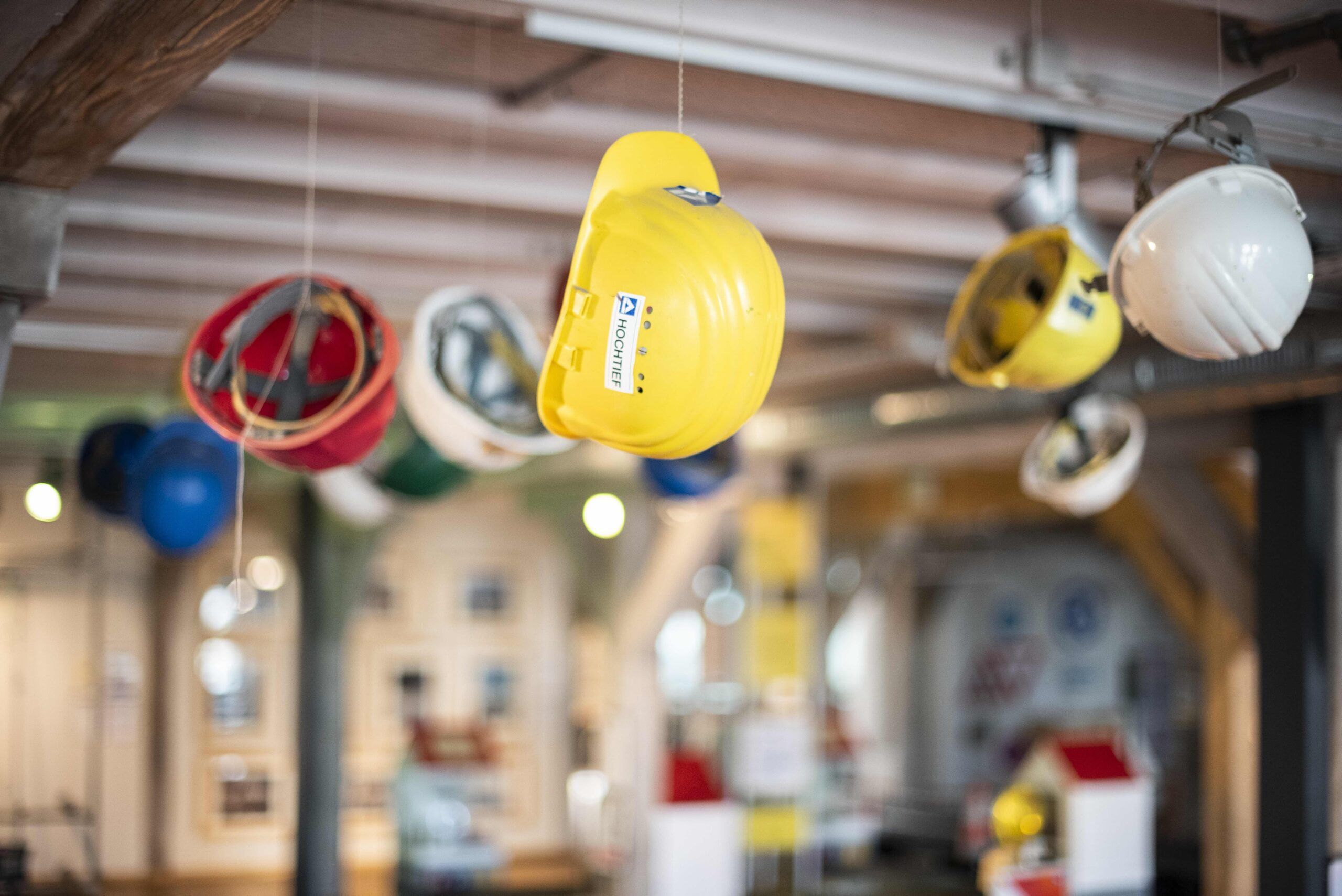 Helme an Haken auf XXL Baustelle 