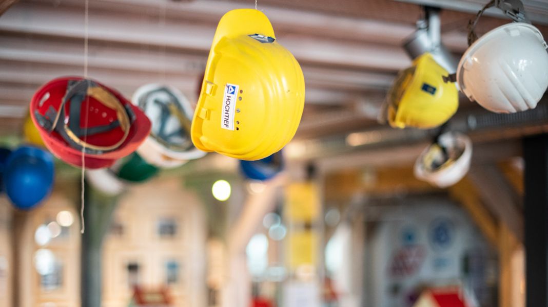 Bauhelme an Haken