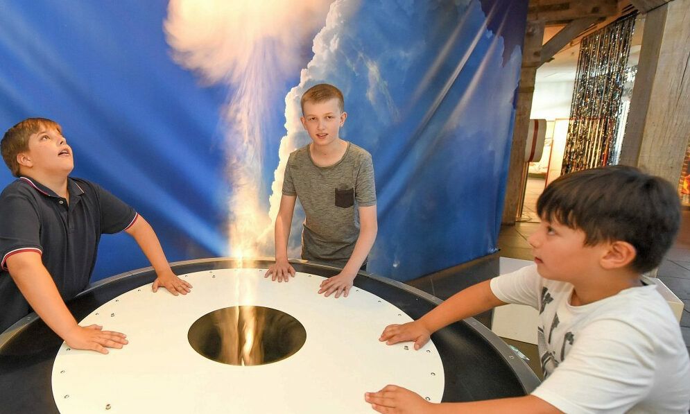 Jungen am Vulkan