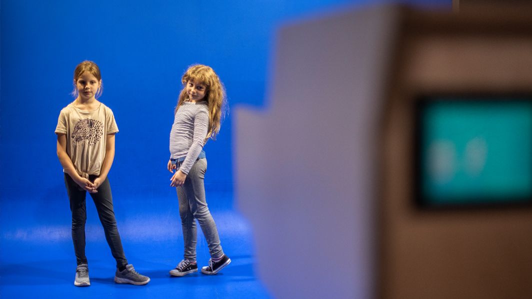 Zwei Mädchen in der Blue Box