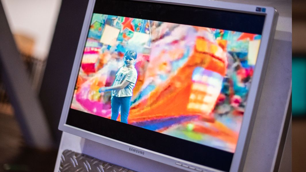 Mädchen im bunten Screen