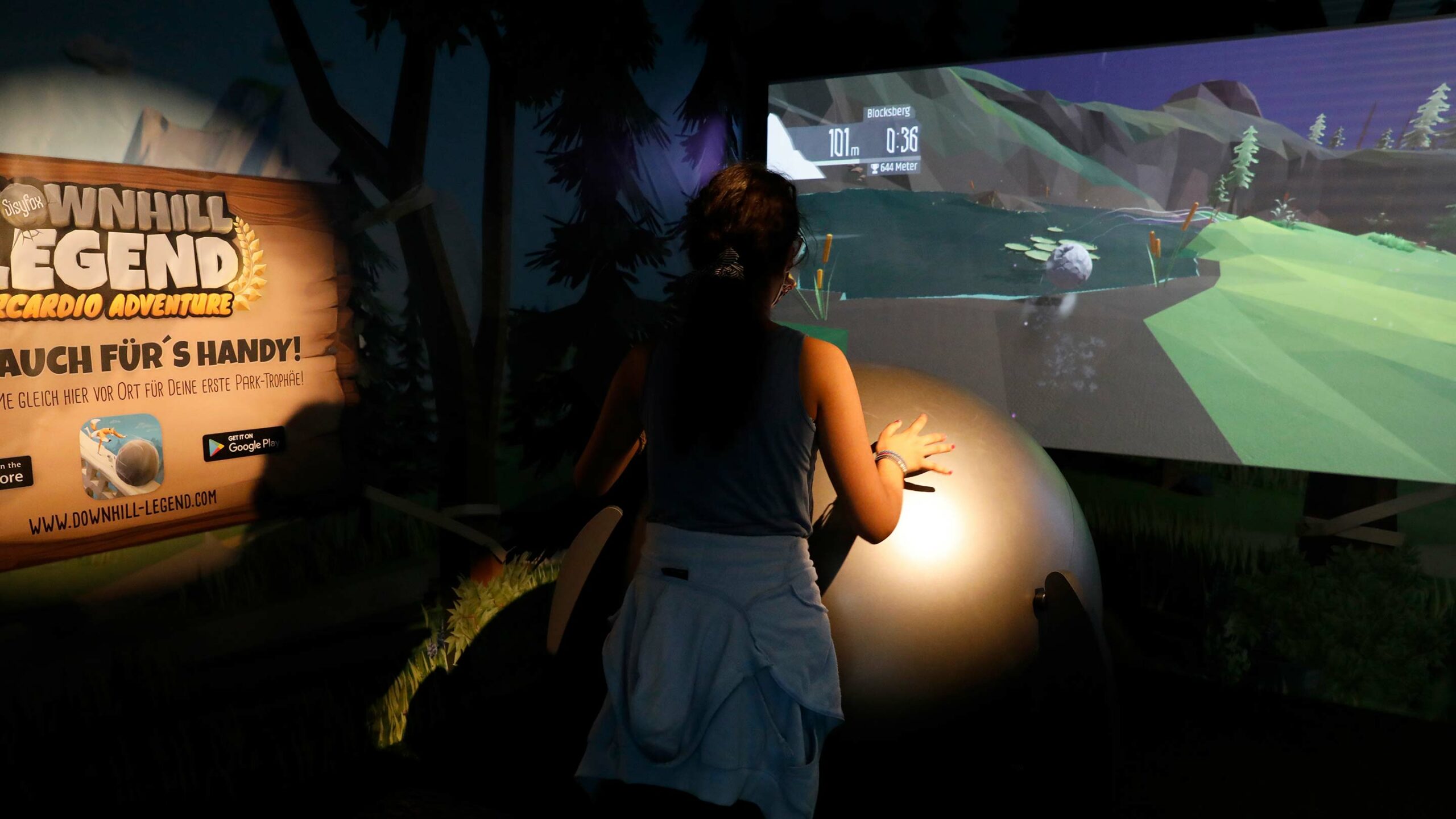 Ein Mädchen spiel SisyFox im Odysseum