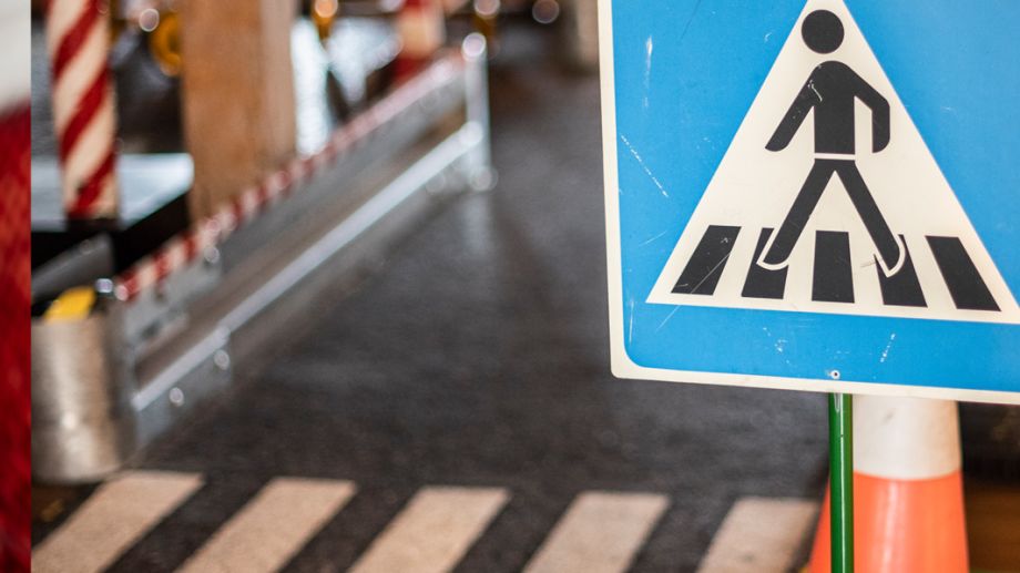 Fußgängerschild und Zebrastreifen